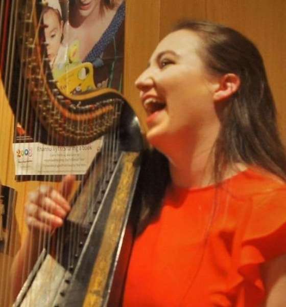 Siofra Ni Dubhghaill (harp)